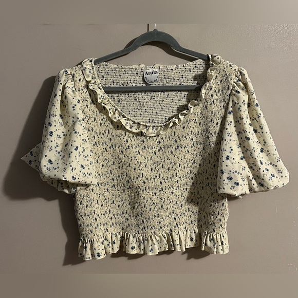 ARULA Tops - $8❤️Bundled Arula Cream Floral Smocked Top